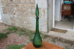 Carafe, bouteille décorative vintage en verre vert à relief