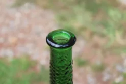 Carafe, bouteille décorative vintage en verre vert à relief