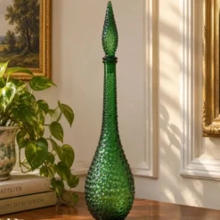 Carafe, bouteille décorative vintage en verre vert à relief