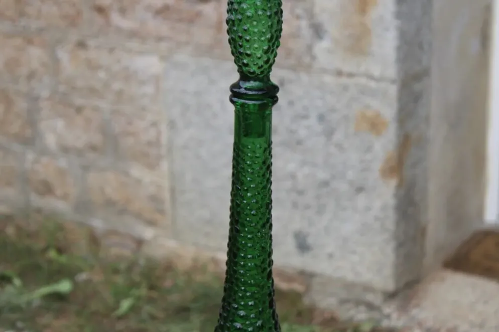 Carafe, bouteille décorative vintage en verre vert à relief