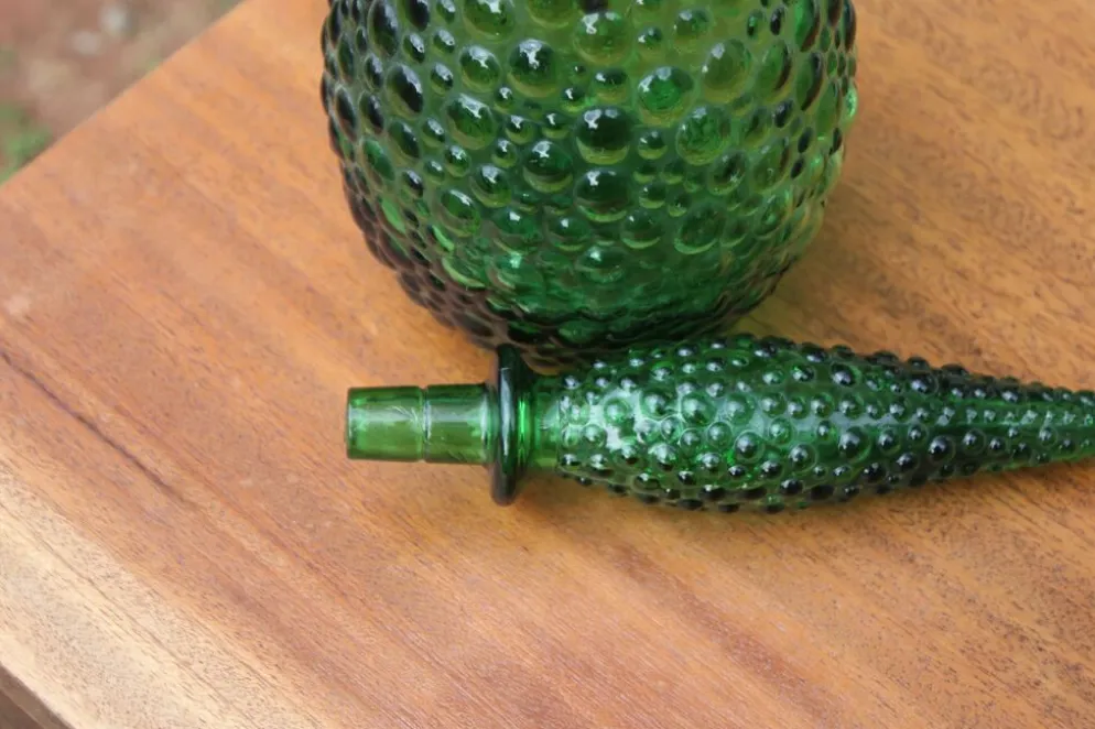 Carafe, bouteille décorative vintage en verre vert à relief