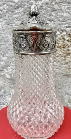 Carafe en cristal de Baccarat, monture en argent signée Froment Meurice