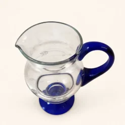 Carafe en verre bleu