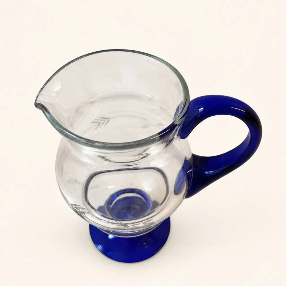Carafe en verre bleu