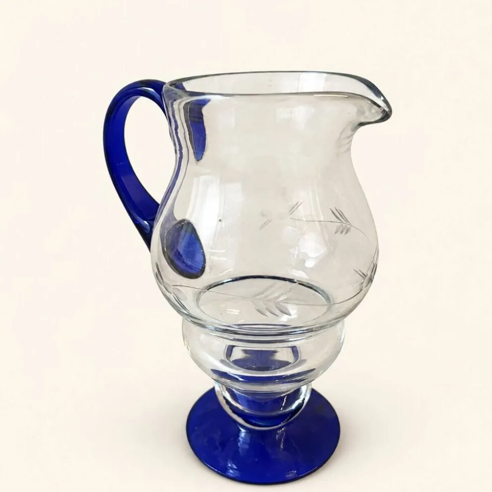 Carafe en verre bleu