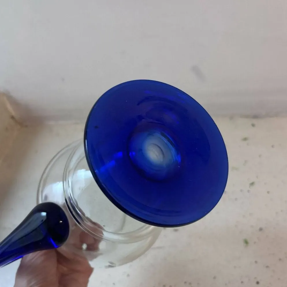 Carafe en verre bleu