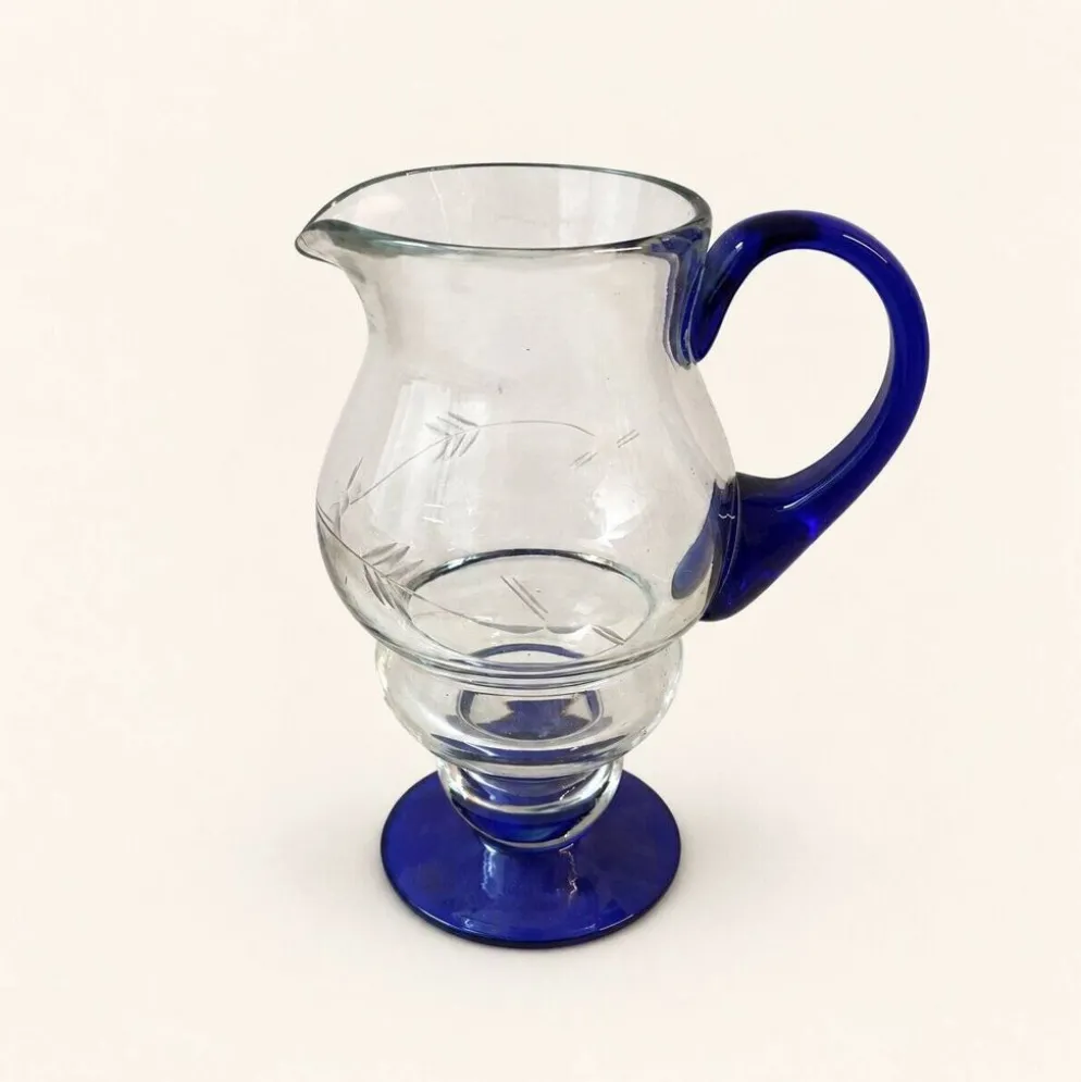 Carafe en verre bleu
