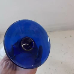 Carafe en verre bleu
