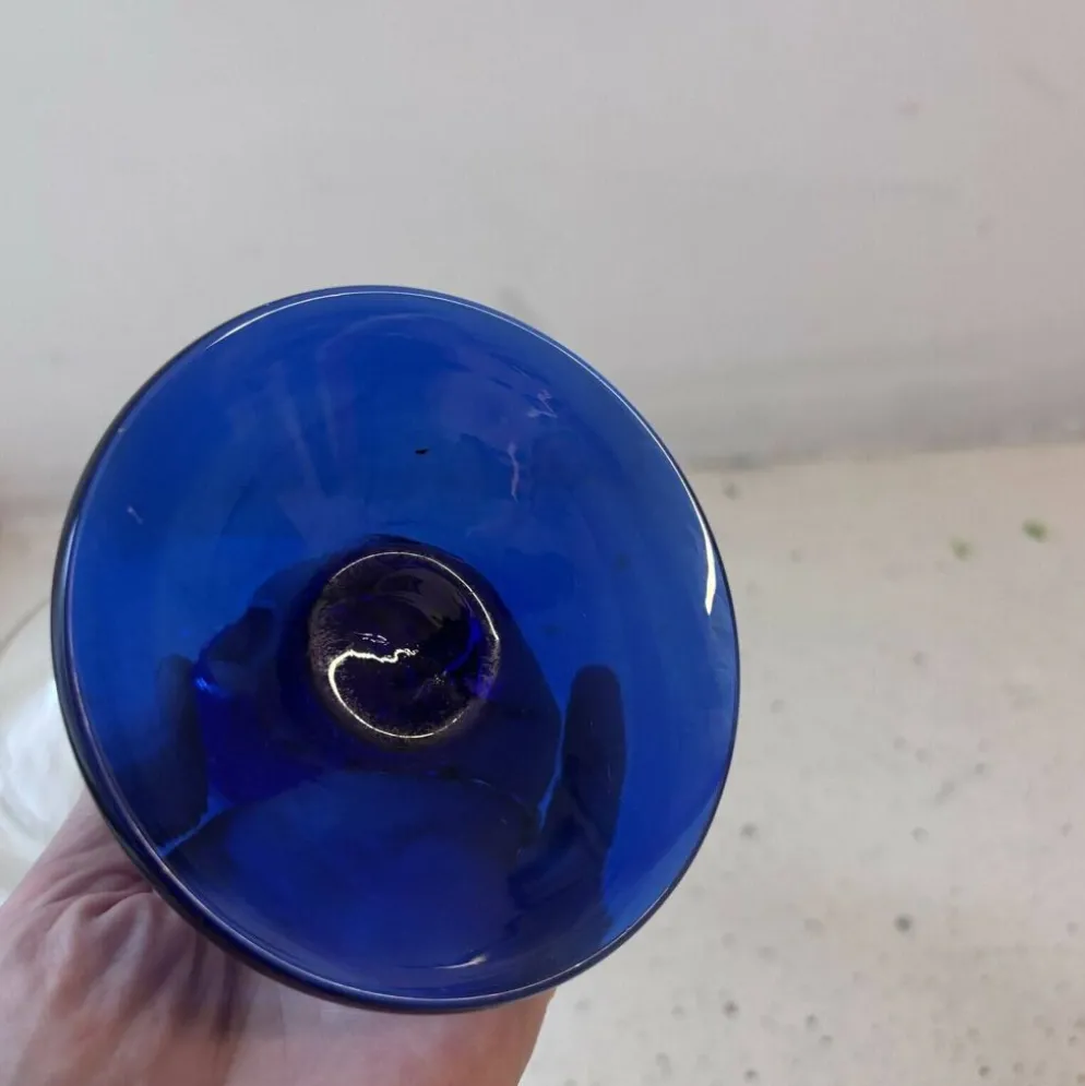 Carafe en verre bleu