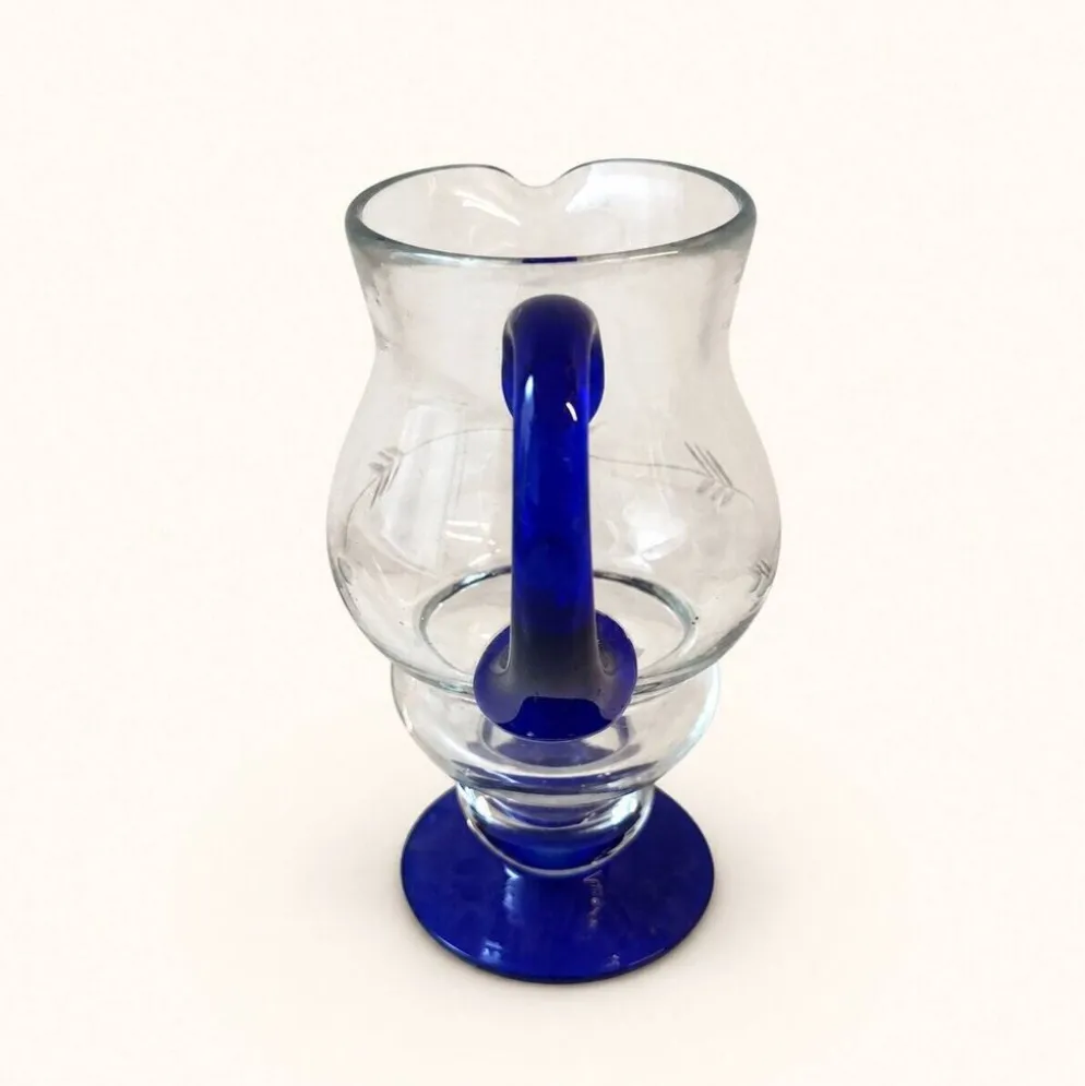 Carafe en verre bleu