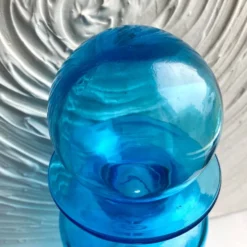 Carafe en verre bouchon boule années 70