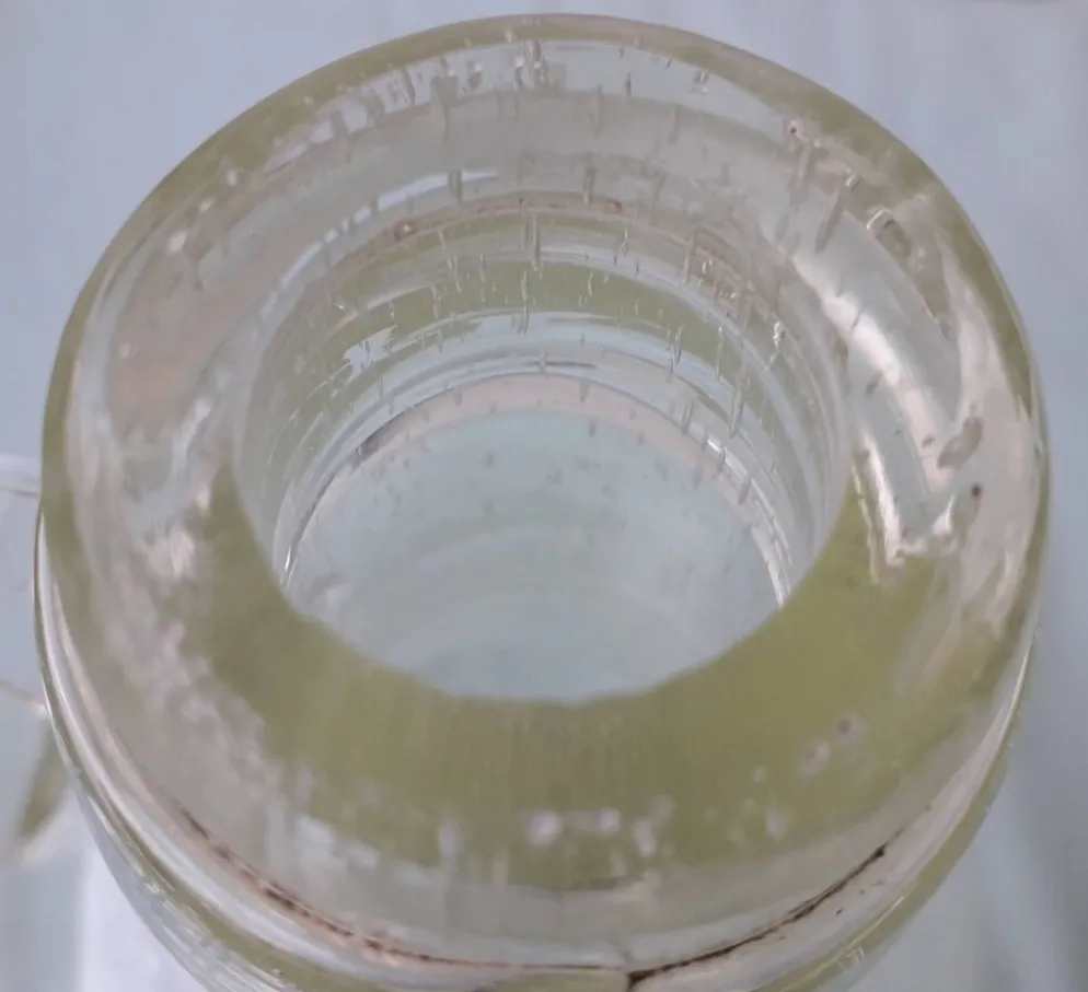 Carafe en verre bullé