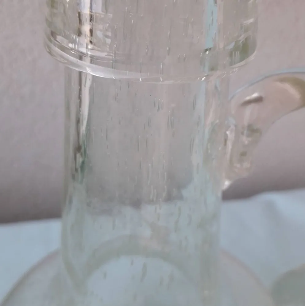 Carafe en verre bullé