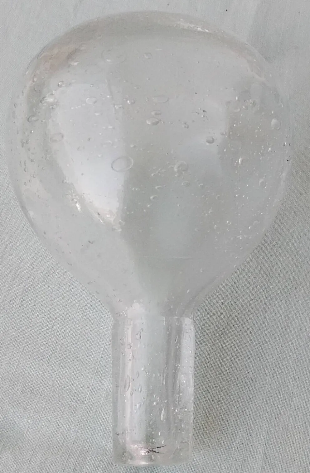 Carafe en verre bullé