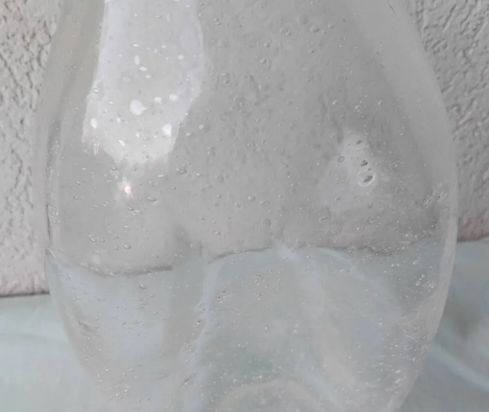 Carafe en verre bullé