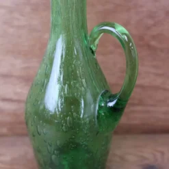 Carafe en verre bullé vert style Biot