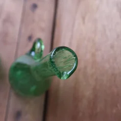 Carafe en verre bullé vert style Biot