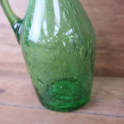 Carafe en verre bullé vert style Biot