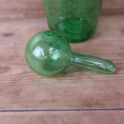Carafe en verre bullé vert style Biot