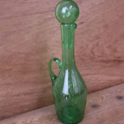 Carafe en verre bullé vert style Biot