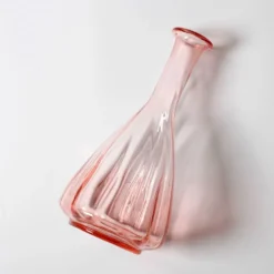 Carafe en verre rose vintage : carafe Empoli des années 1930, Italie.