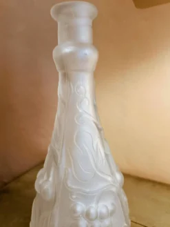 Carafe en verre transparent dépoli motifs cerises et raisins en relief