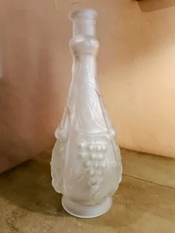 Carafe en verre transparent dépoli motifs cerises et raisins en relief