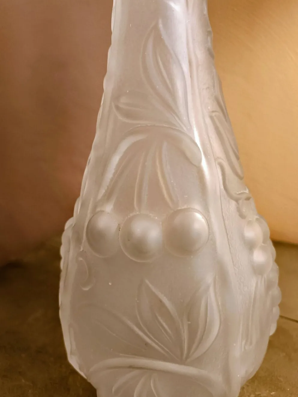 Carafe en verre transparent dépoli motifs cerises et raisins en relief