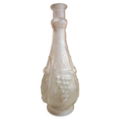 Carafe en verre transparent dépoli motifs cerises et raisins en relief