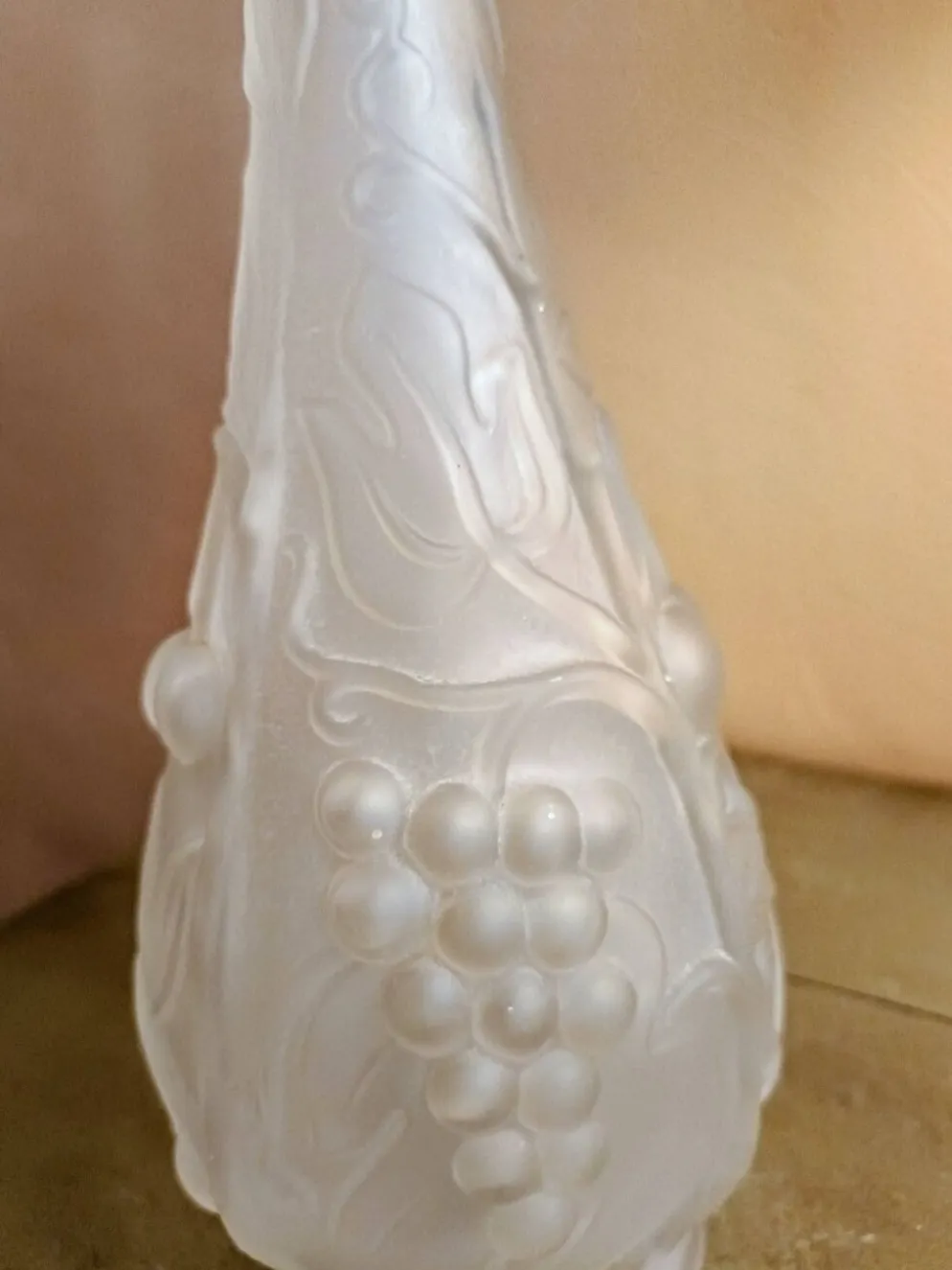 Carafe en verre transparent dépoli motifs cerises et raisins en relief