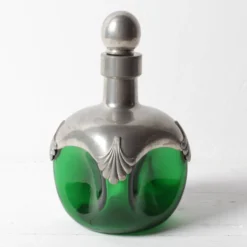 Carafe en verre vert Art Nouveau avec éléments en étain / France / années 1960