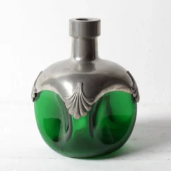 Carafe en verre vert Art Nouveau avec éléments en étain / France / années 1960