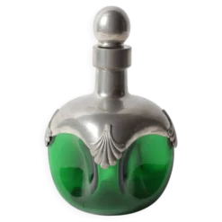 Carafe en verre vert Art Nouveau avec éléments en étain / France / années 1960