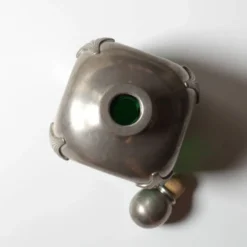 Carafe en verre vert Art Nouveau avec éléments en étain / France / années 1960