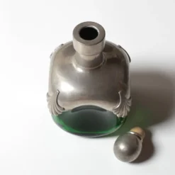 Carafe en verre vert Art Nouveau avec éléments en étain / France / années 1960