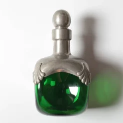Carafe en verre vert Art Nouveau avec éléments en étain / France / années 1960