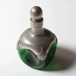 Carafe en verre vert Art Nouveau avec éléments en étain / France / années 1960