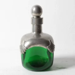 Carafe en verre vert Art Nouveau avec éléments en étain / France / années 1960