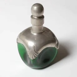 Carafe en verre vert Art Nouveau avec éléments en étain / France / années 1960
