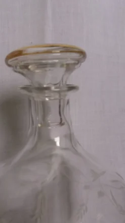 Carafe à liqueur avec bouchon, décor fleurs et dorures