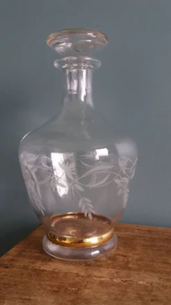 Carafe à liqueur avec bouchon, décor fleurs et dorures
