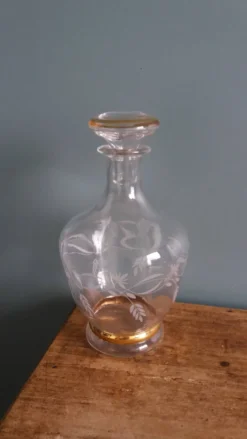 Carafe à liqueur avec bouchon, décor fleurs et dorures