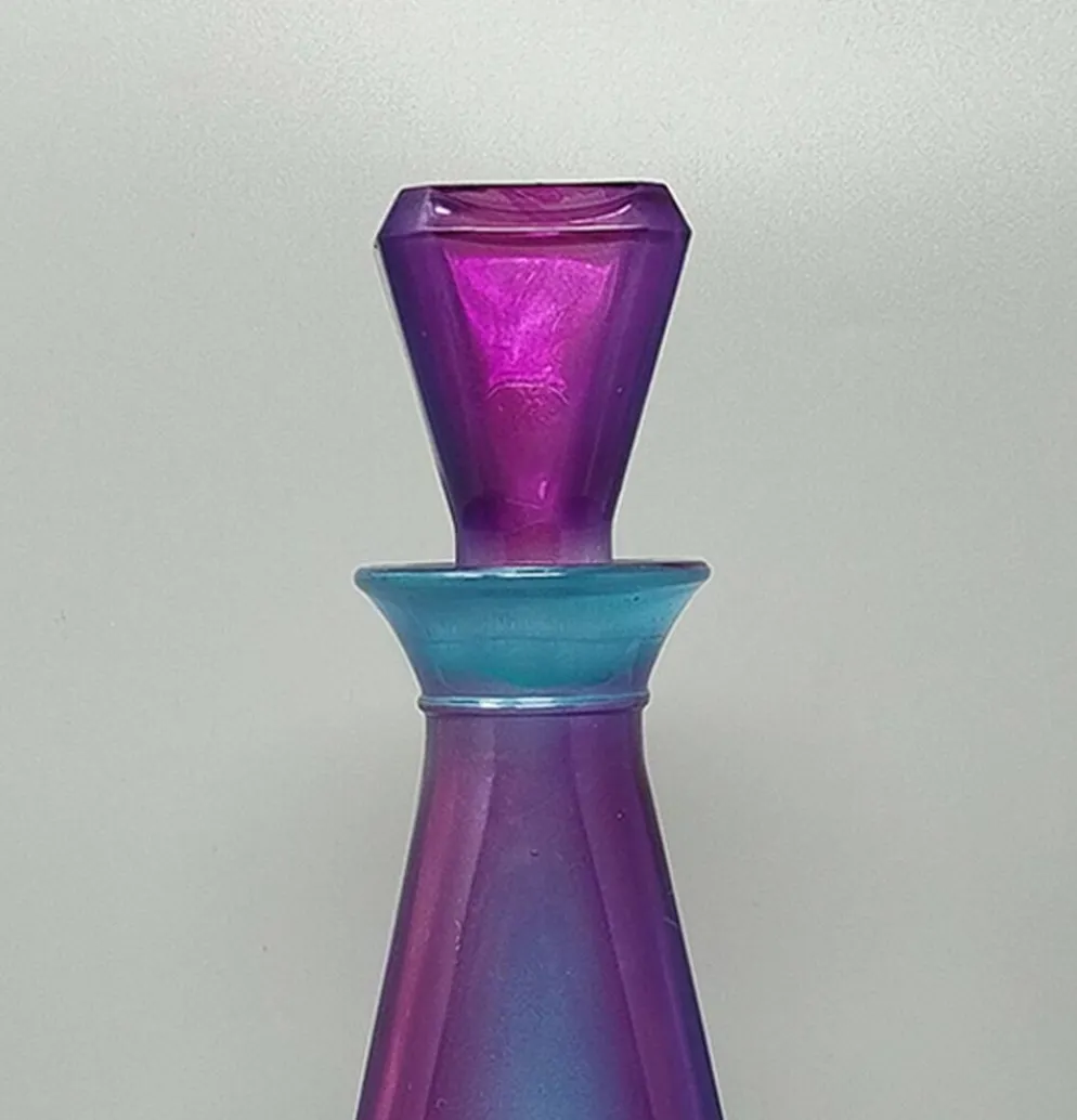 Carafe ou bouteille décorative d'exception des années 1970, signée Luigi Bormioli. Fabriquée en Italie.