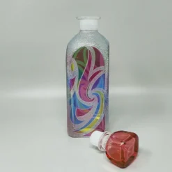 Carafe ou bouteille décorative d'exception des années 1970, signée Luigi Bormioli. Fabriquée en Italie.