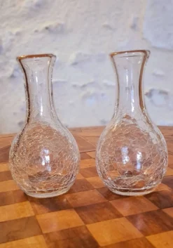 2 carafes en verre craquelé