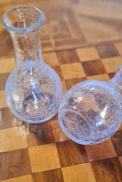 2 carafes en verre craquelé