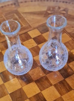 2 carafes en verre craquelé