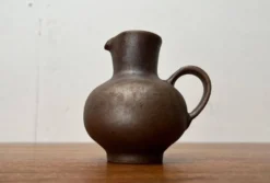 Carafe vase en céramique de studio allemande du milieu du siècle par Rainer Doss, années 1960.