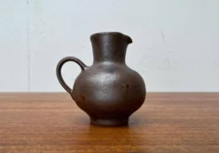 Carafe vase en céramique de studio allemande du milieu du siècle par Rainer Doss, années 1960.