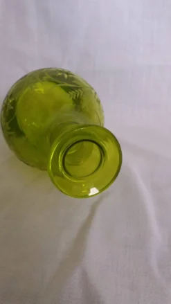 Carafe vase en verre soufflé vert ciselé et gravé